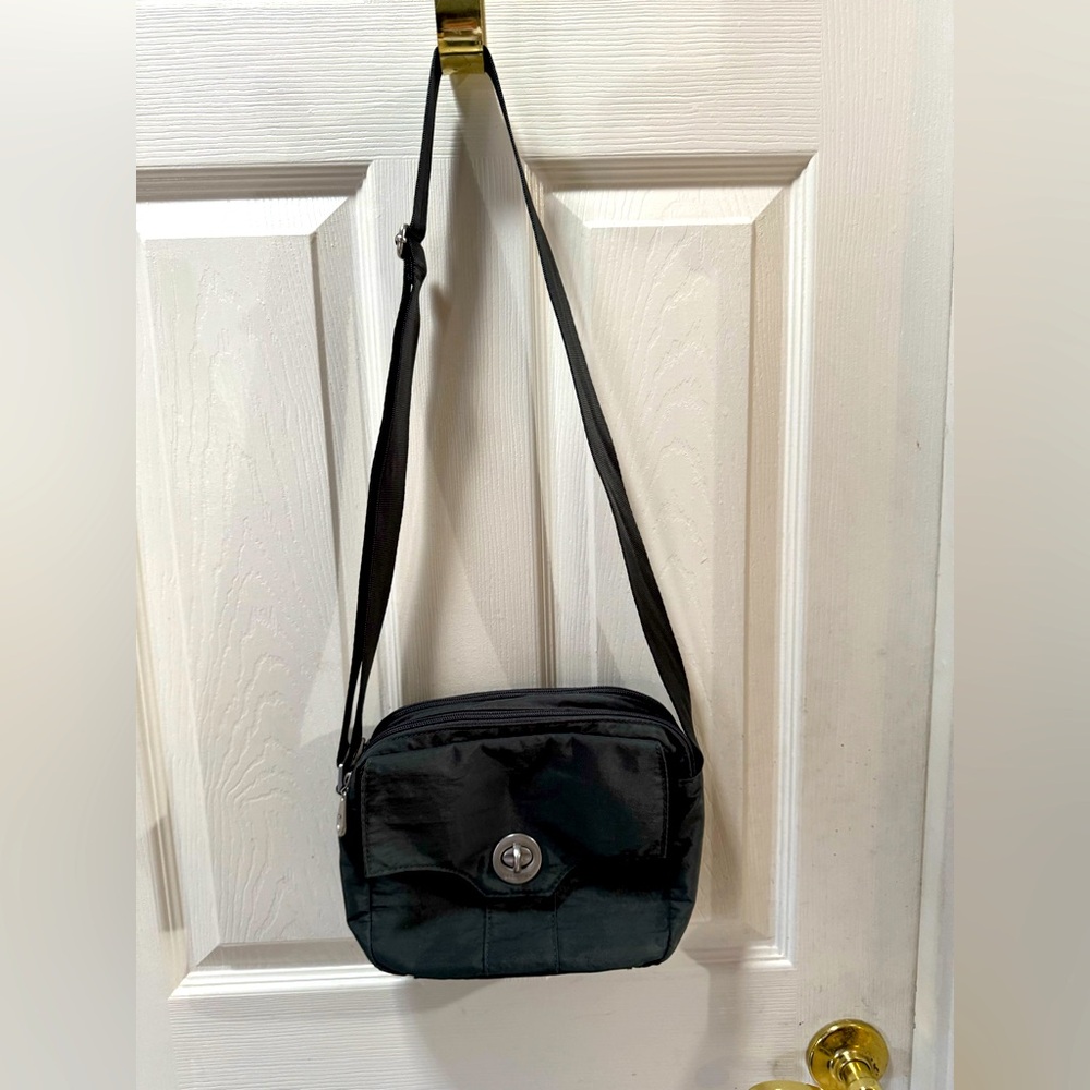 Compact Black Crossbody Bag with Adjustable Strap